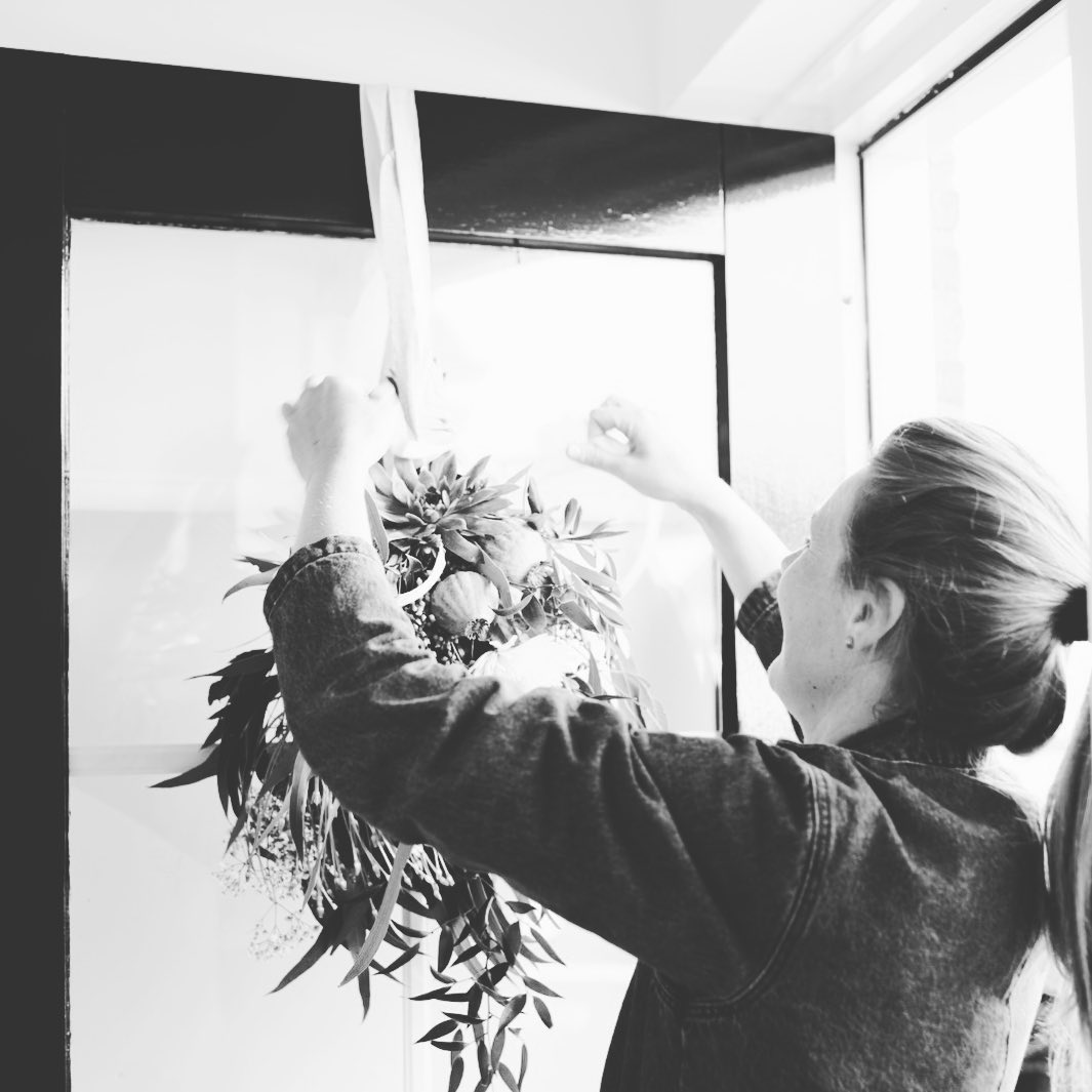 Talitha aan het werk met bloemen